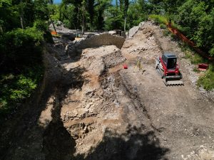 Zone est de la fouille avec le talus sur la droite et l’amorce du fossé à gauche (Cliché : S. Guillotin)