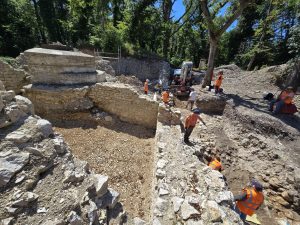 Fouille de la zone ouest avec les bénévoles (Cliché : D. Tomasini)